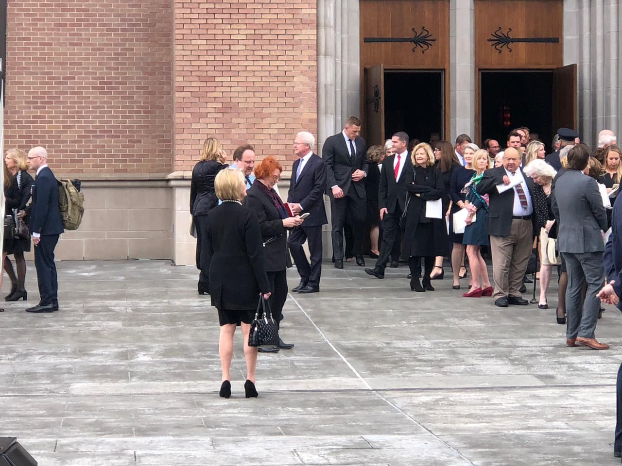 Watts había publicado, en días pasados, en su cuenta de
<a href="https://twitter.com/JJWatt/status/1068862233512460289">Twitter</a> una fotografía suya al lado de Bush y su esposa Barbara, para lamentar el fallecimiento del exmandatario.