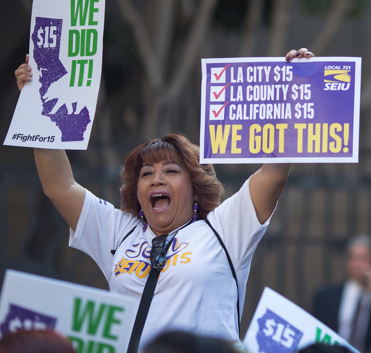 Celebraciones en Los Angeles después que el gobernador Jerry Brown firmara la ley que convierte a California en el primer estado en aumentar gradualmente a 15 dólares el salario mínimo.