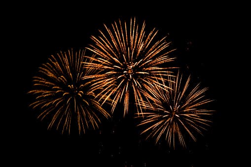 <b>Lights of Tejas </b> 
<br>
<b>Ubicación: </b>1038 PR 2191, Giddings, TX 78942 
<br>Este festival de luces navideñas contiene un millón de luces y ofrece muchas actividades familiares y múltiples opciones de alojamiento. A través de estas actividades, los dueños buscan compartir la historia de Cristo con la comunidad local. Lights of Tejas tendrá lugar durante 16 noches mágicas, desde el viernes 29 de noviembre hasta el 29 de diciembre de 2019 en el Texas Camp and Retreat Center en Giddings. El costo de entrada es $9. 
<br>Todas las noches culminan los eventos con fuegos artificiales. 
<br>