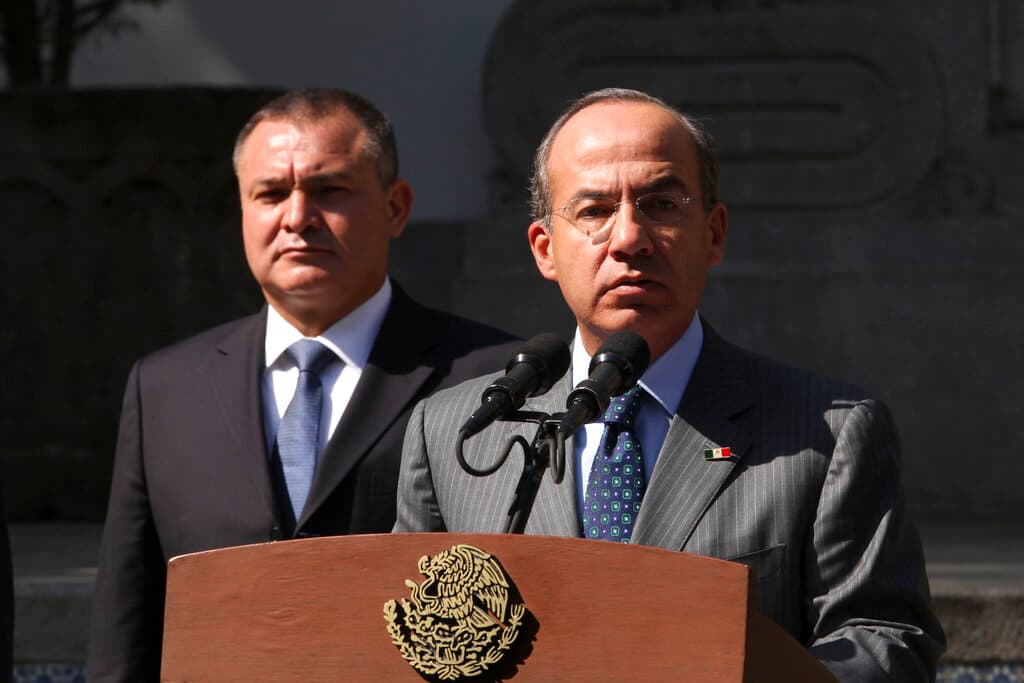 Exfiscal afirma que Felipe Calderón ordenó proteger a 'El Chapo' Guzmán, el expresidente lo niega