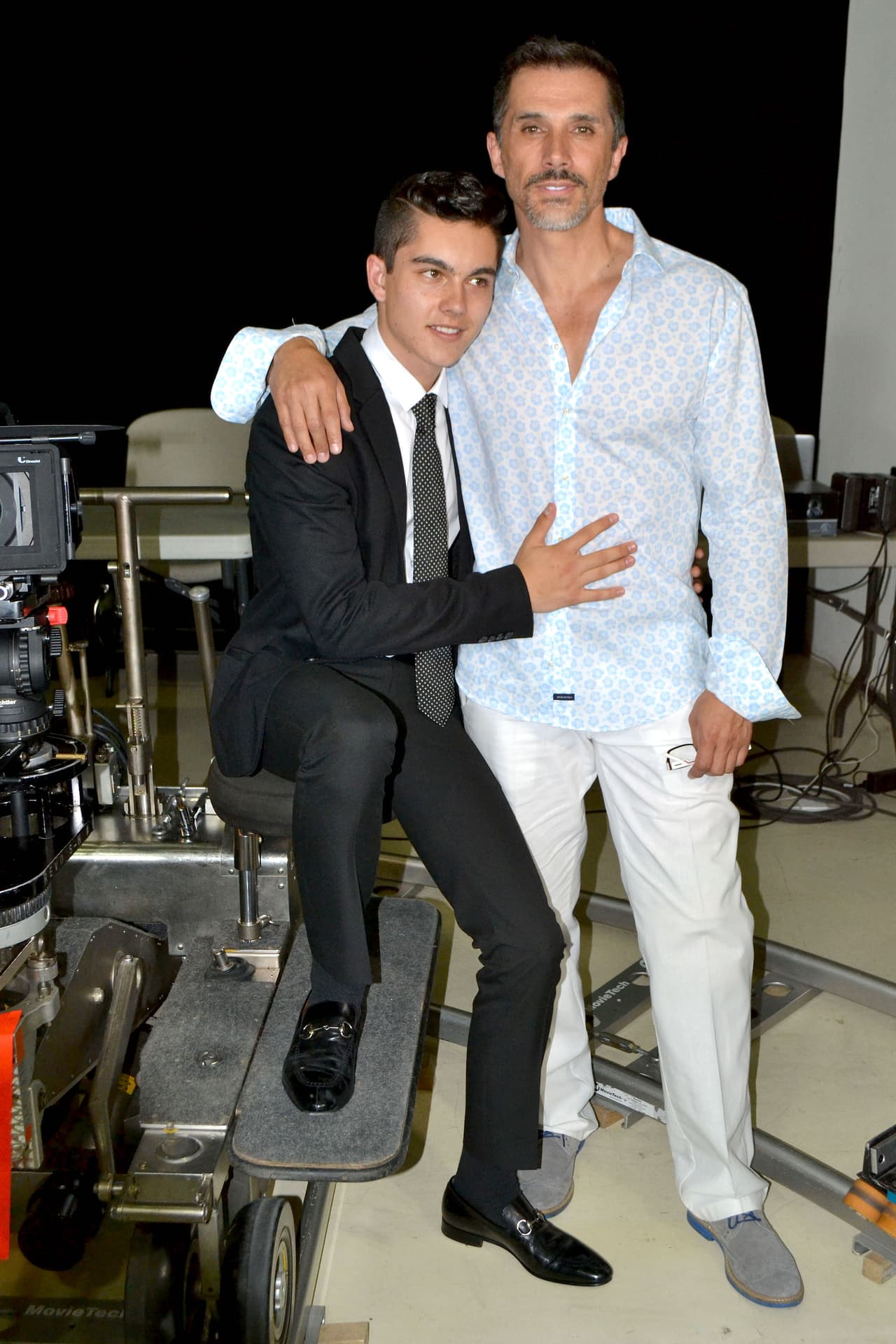 A finales de mayo el joven galán fue acompañado por su padre Sergio Mayer para dar una única conferencia de prensa sobre el tema.