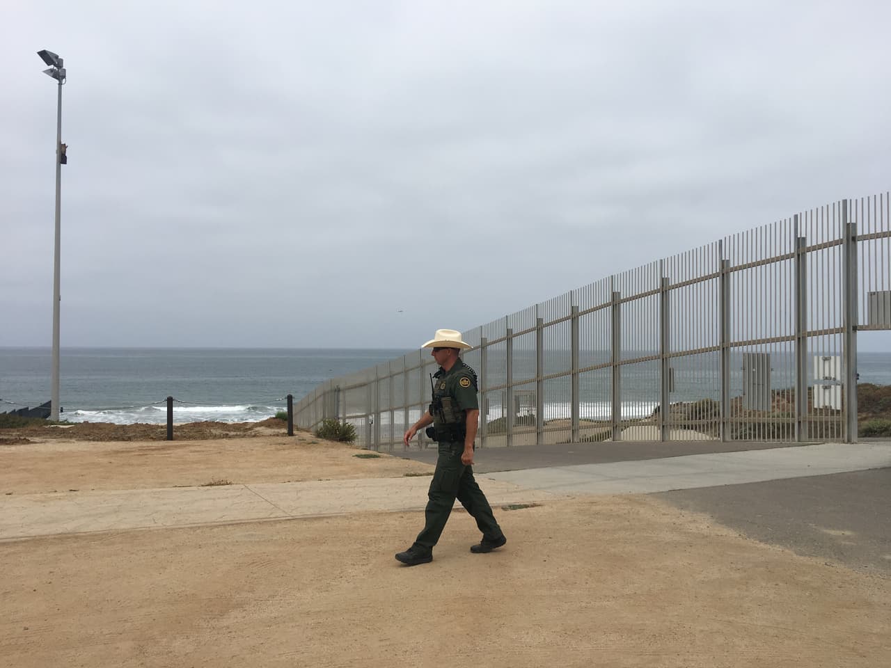 El descenso de detenciones en ese sector se atribuye al doble cerco, la tecnología y la gran cantidad de agentes.