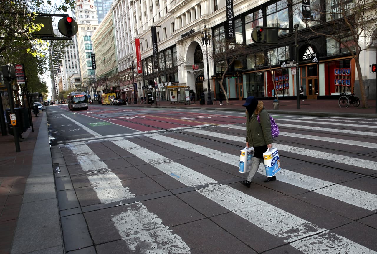 En el caso de los restaurantes, la orden de las autoridades les pide que limiten al máximo su capacidad y de preferencia operen únicamente para la entregar de comida para llevar, mientras que en lo que respecta a hospitales y centros de salud, los funcionarios les pidieron a los residentes acudir únicamente cuando se trate de una emergencia.