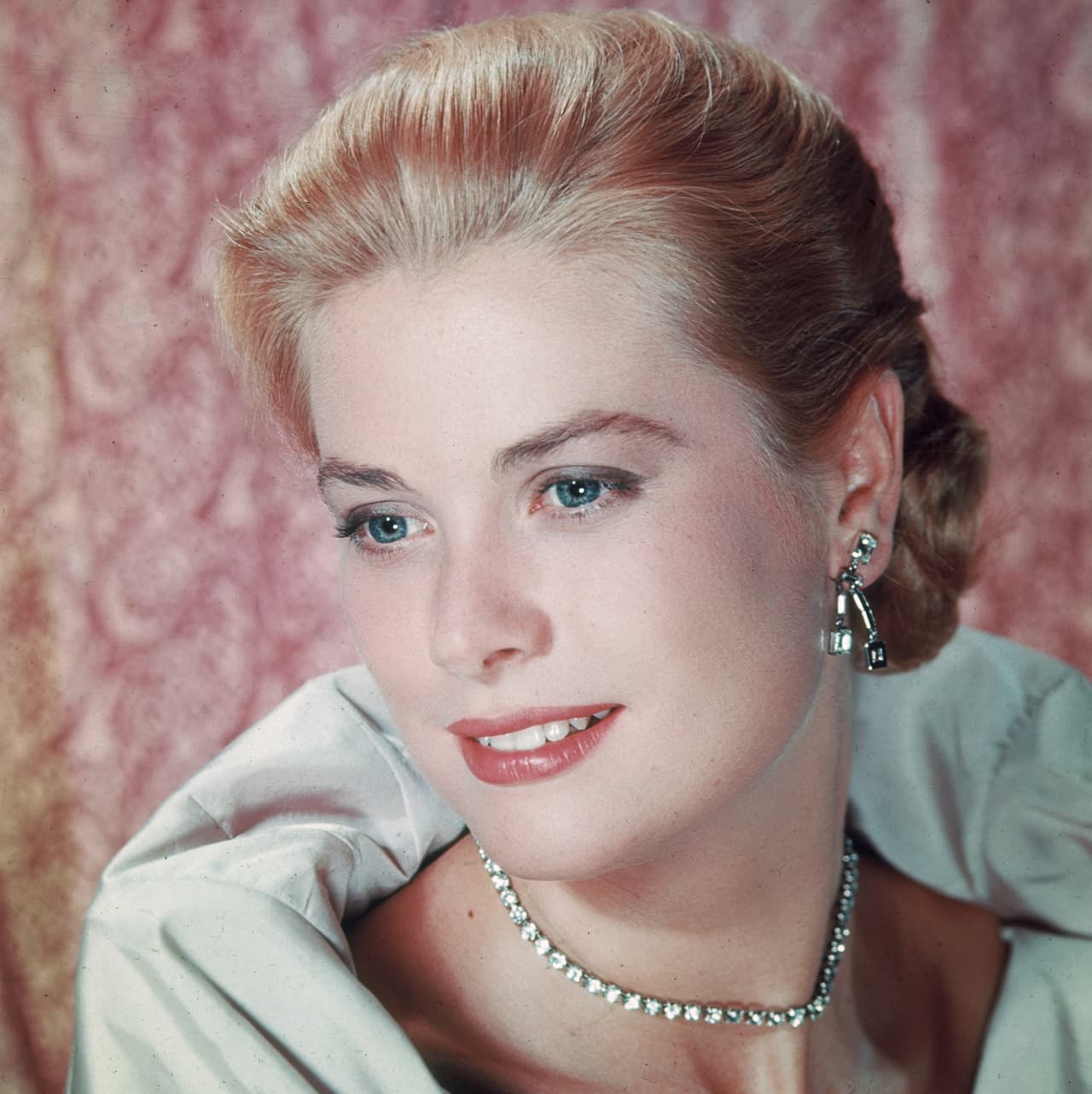 En el Festival de Cannes de 1955, la galardoneada actriz Grace Kelly conocería al hombre que le cambiaría la vida, Rainiero III. Ella era una gran actriz estadounidense, musa de Hitchcock. Él era el príncipe de Mónaco, un pequeño y riquísimo país europeo que necesitaba un heredero para seguir siendo país (si no pasaría a ser un protectorado francés). El príncipe díscolo no quería casarse con ninguna mujer de la realeza y su boda con Grace Kelly fue muy polémica pues muchos monegascos se oponían. La sometieron a pruebas de fertilidad y virginidad antes de la boda. Después todo se vendió como un cuento de hadas.