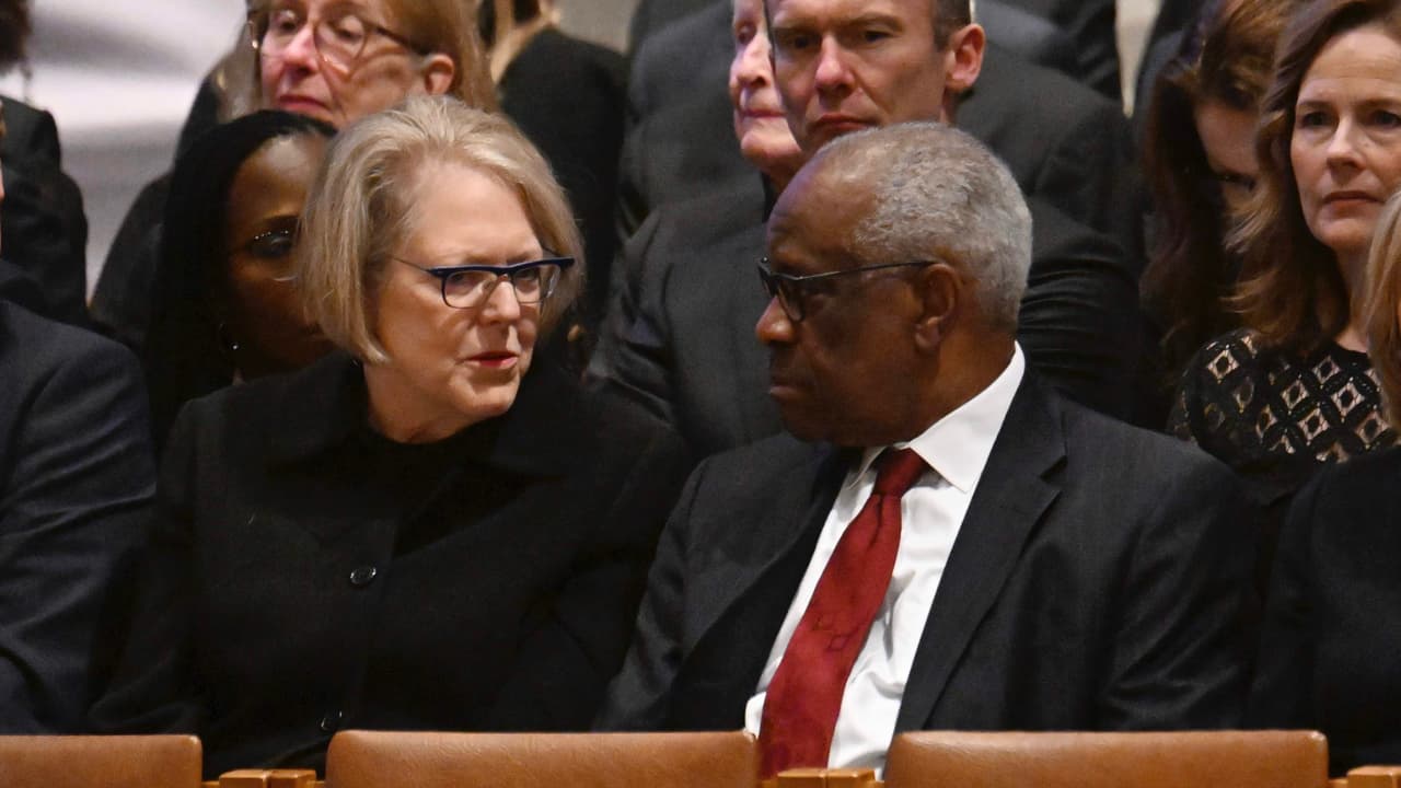 Demócratas piden al juez Thomas que se abstenga en el caso de la exclusión de Trump de boletas electorales