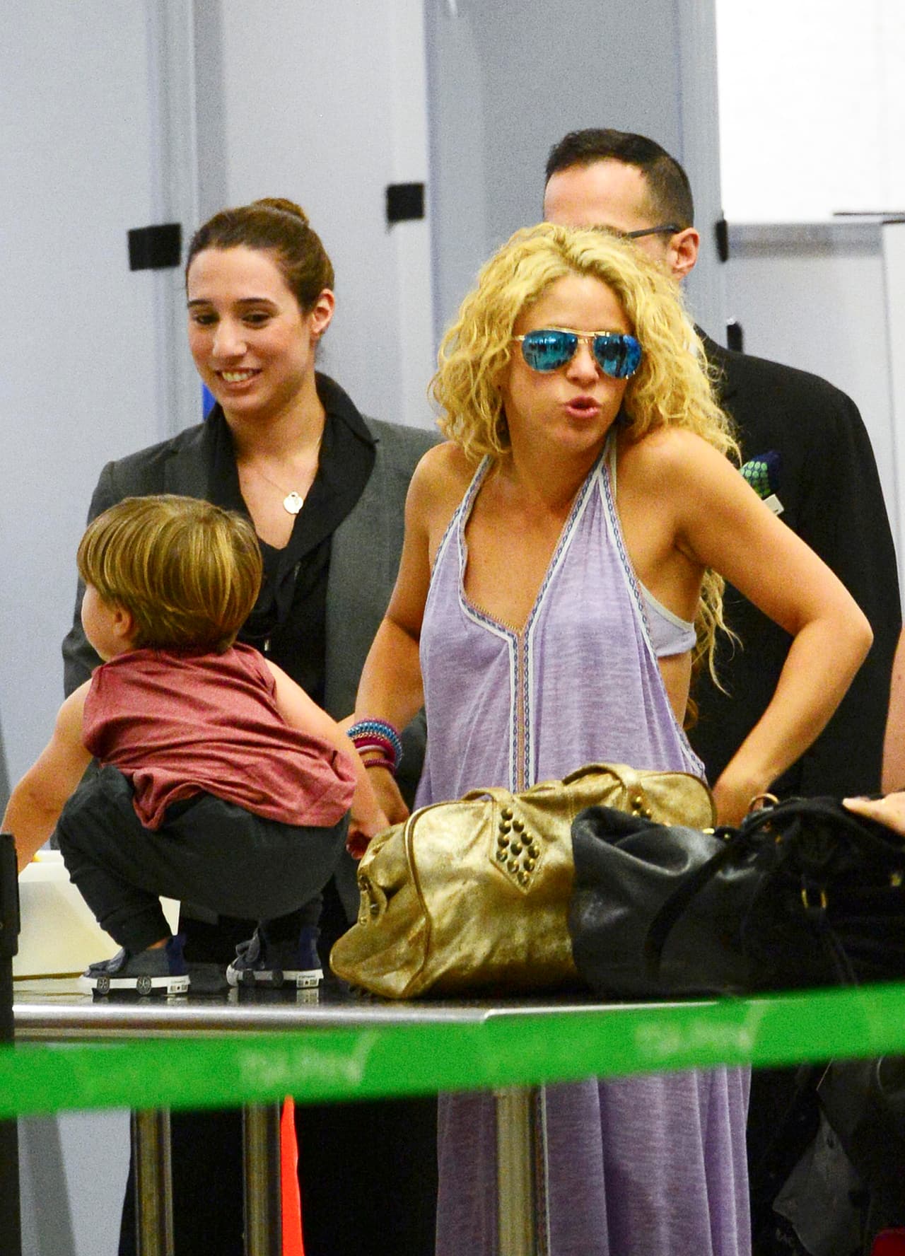 Entre el calor, la espera y las travesuras de Sasha, la rubia tuvo que respirar profundo.