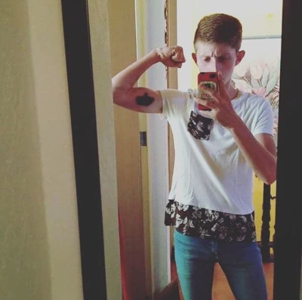 El joven de 18 años también ha presumido sus tatuajes en redes sociales.