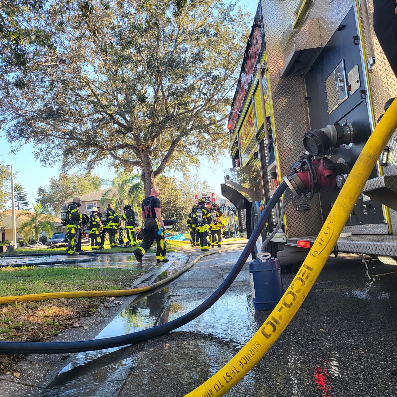 Un garaje se incendió y las llamas consumieron tres vehículos, incluyendo una motocicleta, en Riverview, en la Bahía de Tampa. El fuego se originó la tarde del 8 de octubre cuando el residente de la vivienda cambiaba la bomba de gasolina de uno de los automóviles. El Departamento de Bomberos del condado Hillsborough acudió a sofocar las llamas y no se reportaron personas lesionadas.