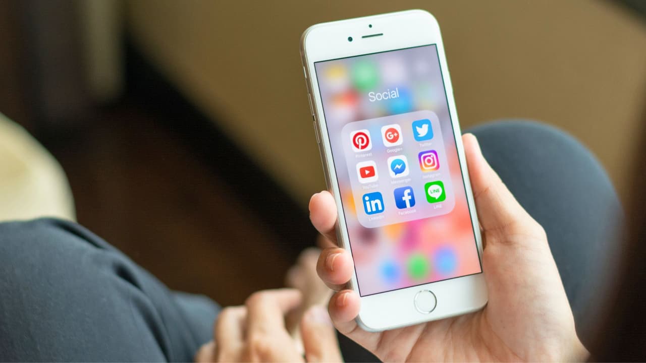 Texas no prohibirá redes sociales a menores de edad (por ahora): lo que deben saber los padres