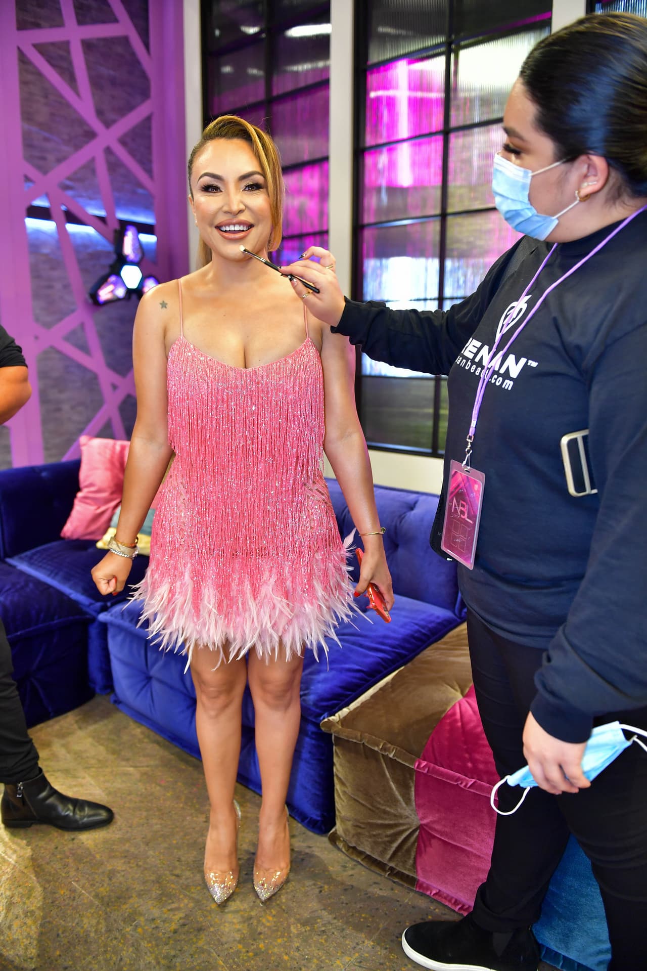 La Bronca se puso guapa para visitar los estudios de Nuestra Belleza Latina.