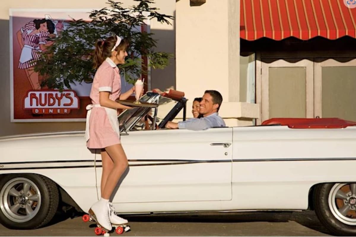 Busca tu mejor atuendo de la década de los cincuenta y diviértete en la inauguración de Sock Hop, un lugar que te transportará a la época del rock and roll.