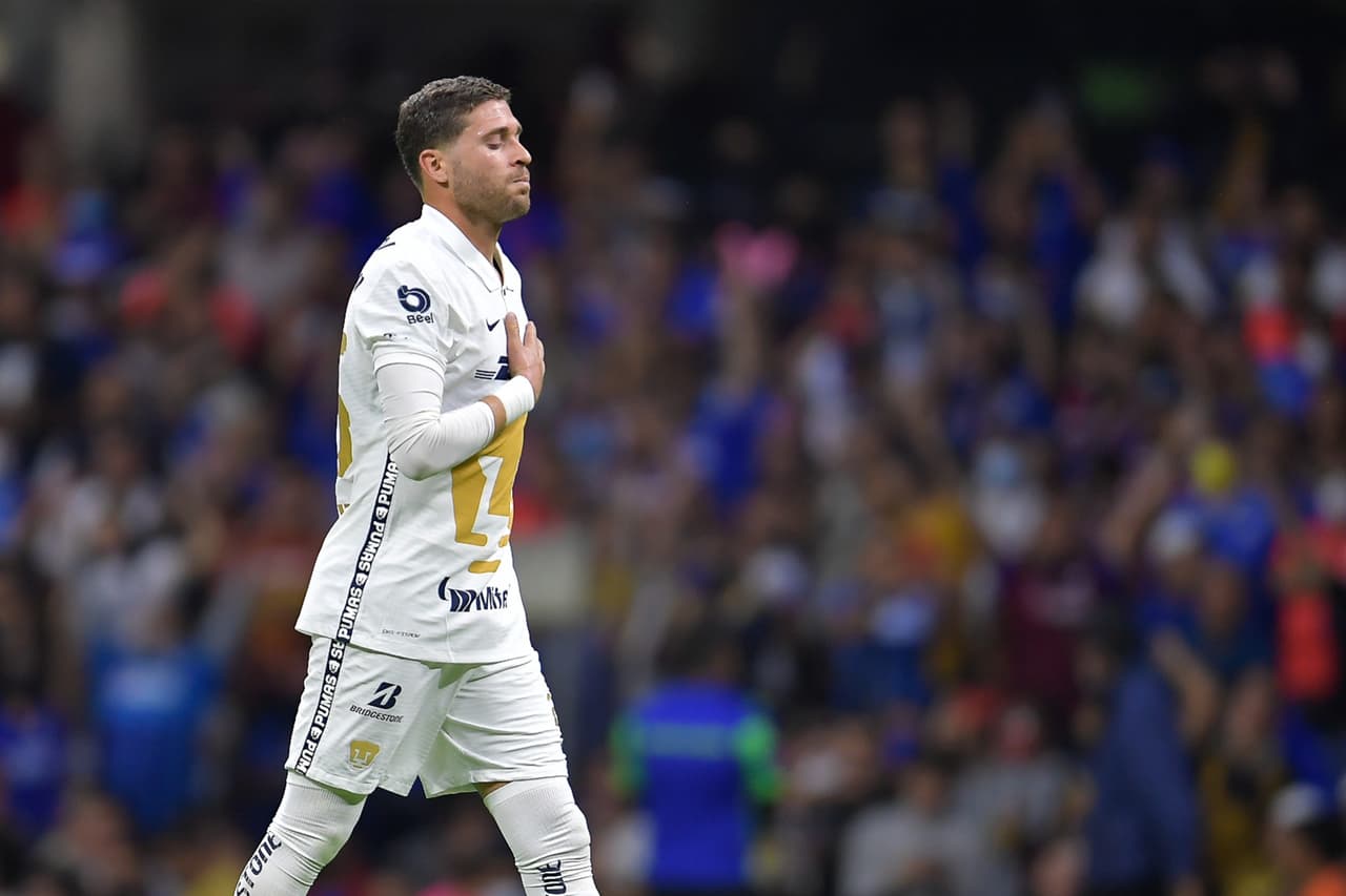 Pumas se quedó sin ‘Palermo’ Ortiz a mitad del segundo tiempo, cuando el central jaló a Giménez, quien se perfilaba para entrar al área sin marca y al mano a mano con Talavera.