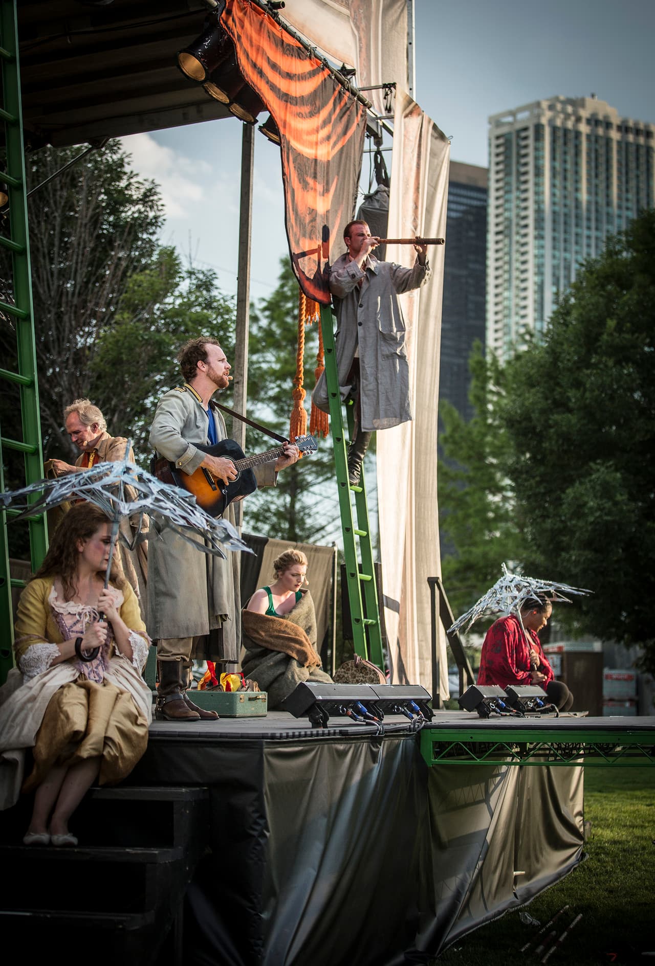 Los amantes del teatro podrán disfrutar de "Shakespeare in the park". El viernes y el sábado en el Loyola Park, localizado en el 1230 W. Greenleaf Ave., a las 6:30 pm y el domingo a las 4 pm en el Columbus Park, localizado en el 500 S. Central Ave. El evento es gratis.