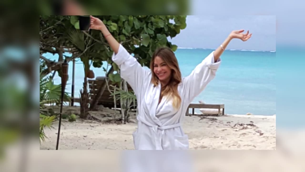 Con una foto de Sofía Vergara en bata su esposo la felicita en su cumpleaños 45