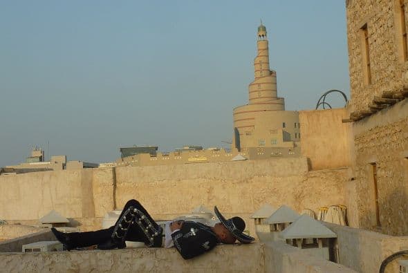 Mariachi siesta Mercado de pie, Souq Waqef. Doha, Qatar. Com semejante calor, imposible no echarse una siesta. La vida es sueño, dijo Calderón de la Barca. Foto: Yousef Abuhamda