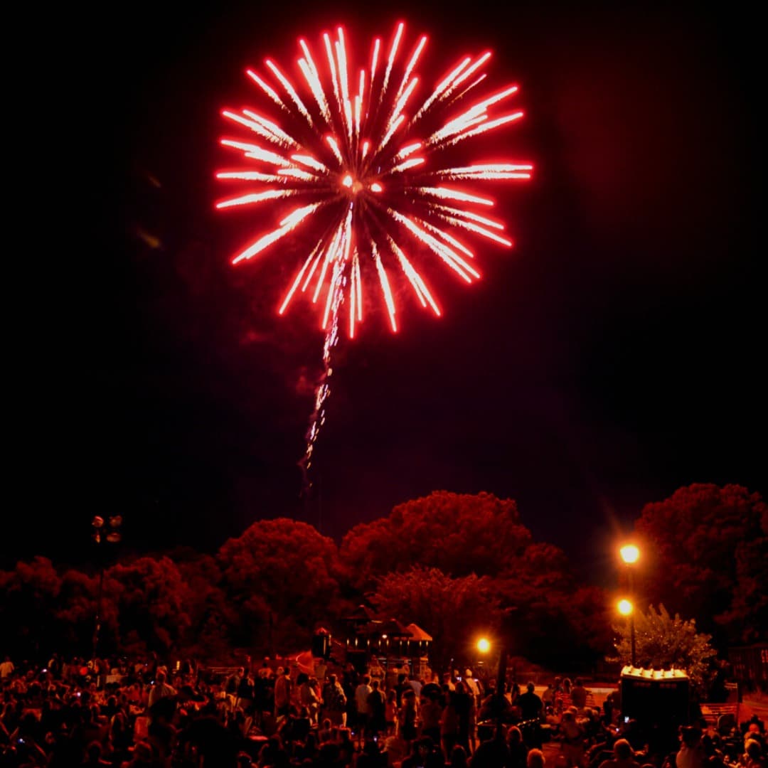 <b>Evento</b>: Kennesaw’s Salute to America
<br>
<b>Fecha</b>: 3 de julio
<br>
<b>Lugar</b>: Downtown Kennesaw and Depot Park. 2829 Cherokee St. Kennesaw, GA
<br>
<b>Sitio web</b>: 
<a href="https://www.kennesaw-ga.gov/salutetoamerica/">https://www.kennesaw-ga.gov/salutetoamerica/</a> 
<br>
<br>Celebración previa al 4 de julio que incluye dos escenarios de música en vivo, vendedores de comida y fuegos artificiales a las 9:30 p.m.