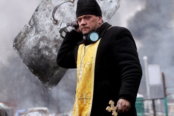 El 28 de enero el primer ministro renuncia y el Parlamento anula las nuevas leyes enérgicas contra las protestas que fueron responsables de la violencia una semana antes.