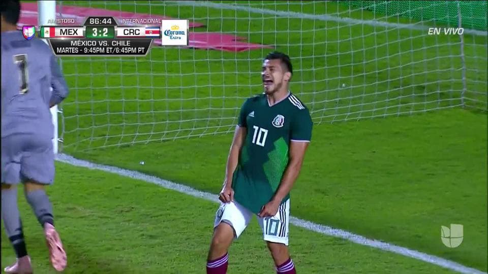 ¡CERCA!. Raúl Jiménez disparó que se estrella en el poste.