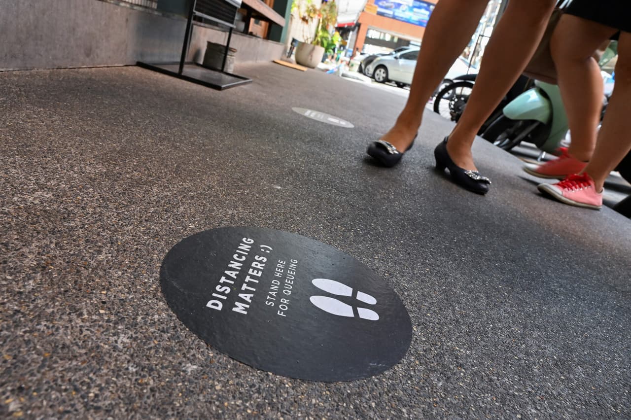 También deben colocar señales o marcas en el piso en las áreas de mayor presencia de personas, tales como las cajas registradoras y las salas de espera. Estas deben tener una distancia de al menos seis pies.