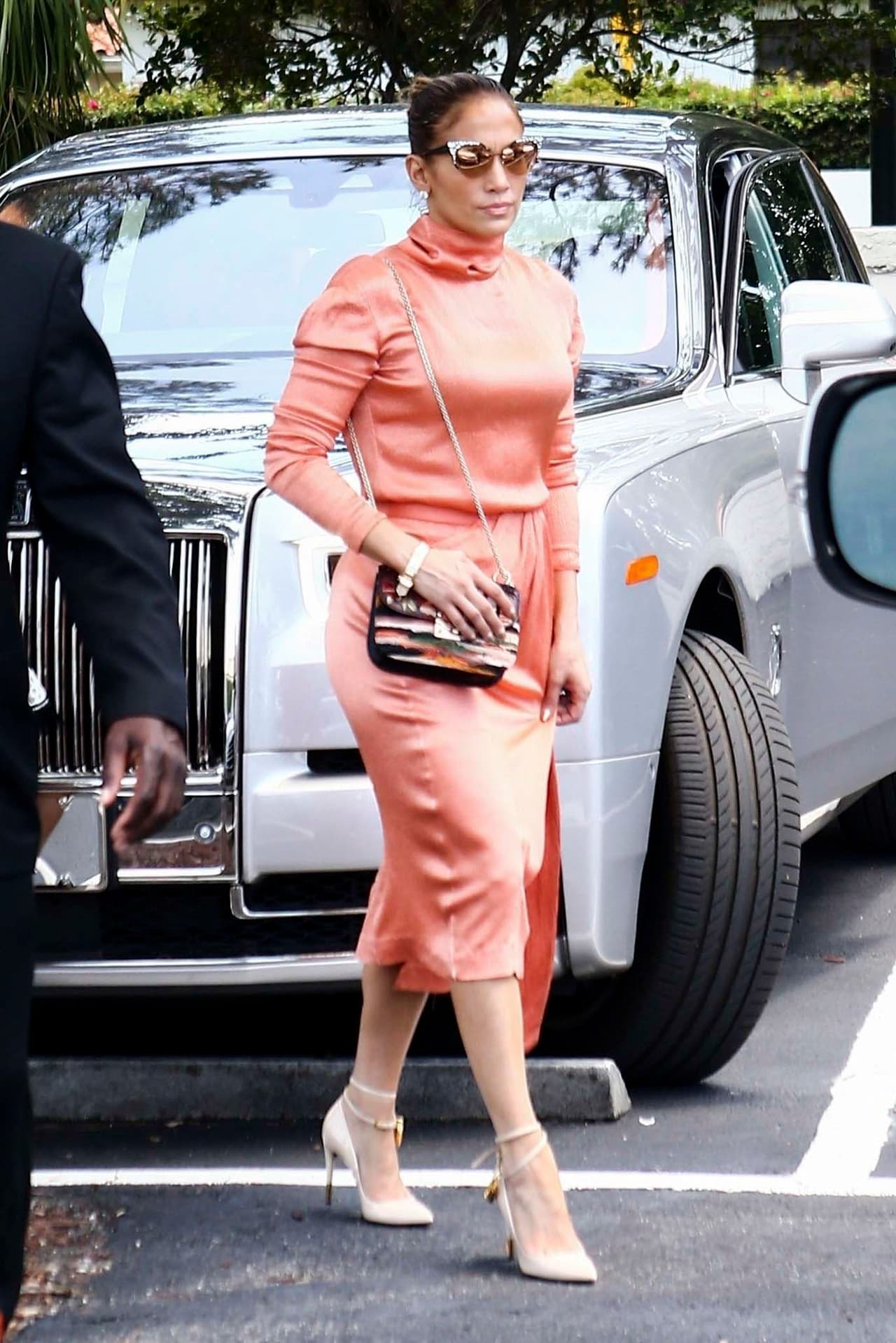 Jennifer llegó al evento usando un vestido de la firma Gucci en color salmón, el cual era ajustado a la cintura y tenía cuello alto.
<br>