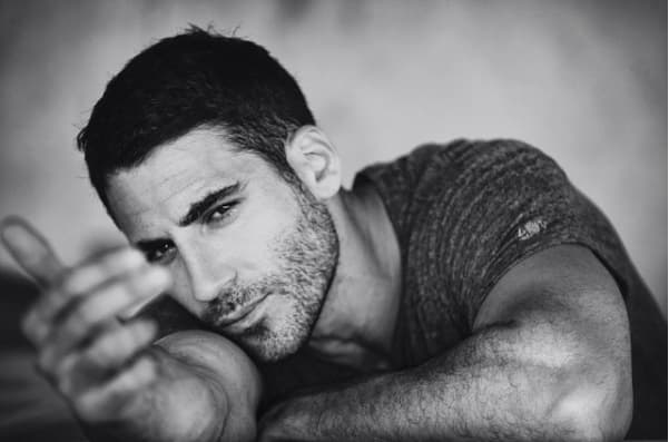 El apuesto y musculoso actor llega a la pantalla de UniMás para enamorarnos como ‘Alberto Márquez’ en la serie Velvet. Aquí te dejamos con las mejores del galán español más deseado por todas.