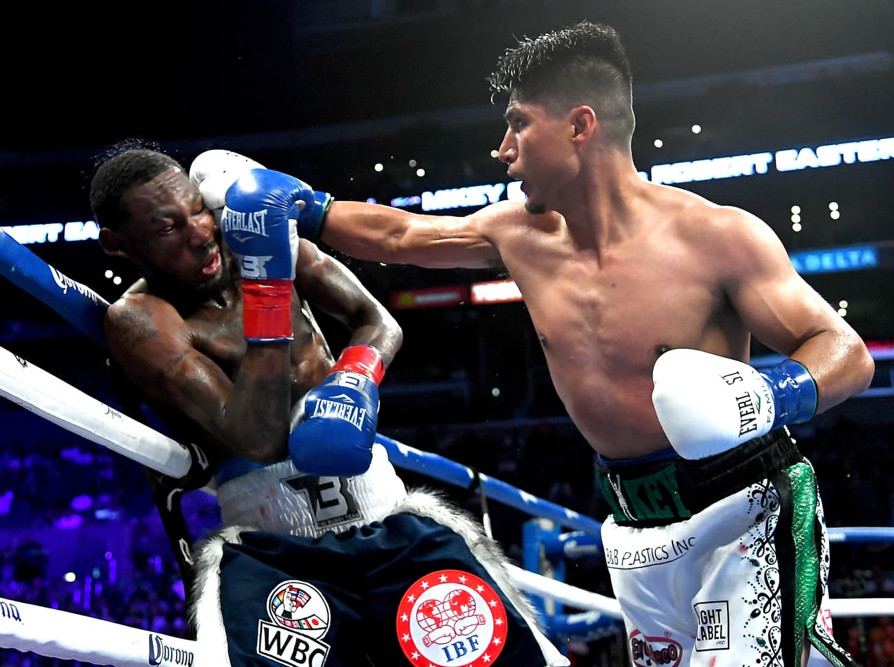 En el tercer round, García tenía en una posición cómoda a Robert Easter, y con una combinación que remató con gancho de mano derecha, mandó al de Ohio a la lona a recibir el conteo preventivo.