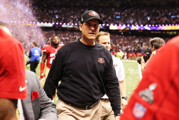 La gran fiesta deportiva del año en Estados Unidos, el Super Bowl de la Liga Nacional de Fútbol Americano (NFL), en su cuadragésima séptima edición, ya forma parte de la historia con los Ravens de Baltimore como nuevos campeones al vencer por 34-31 a los 49ers de San Francisco. Los pronósticos se cumplieron, los Ravens llegaron al Mercedes-Benz Super Dome de Nueva Orleans con el mejor mariscal de campo del momento, Joe Flacco, y la mejor defensa de la NFL, ambos factores se hicieron presentes en los momentos decisivos que hicieron posible el triunfo y el conseguir el segundo trofeo Vince Lombardi en la historia de la franquicia de Baltimore. Flacco, de 28 años, fue el líder perfecto en la primera parte al conseguir tres pases de anotación, que lo dejaron como el sexto mariscal que lo consigue en la historia del Super Bowl y una ventaja parcial de 21-6 al descanso que sería decisiva. El safety Ed Reed, nativo de New Orleans, empataría la mejor marca de la fase final de la NFL con nueve robos aéreos, mientras que Kaepernick quedaría con la mancha de la interceptación que sufrió. Antes que se diese el ya histórico apagón, el primero en un Super Bowl, el receptor abierto Jacoby Jones también quiso entrar en los libros de las marcas al conseguir nada más comenzar el tercer periodo al regresar 108 yardas de "touchdown" una devolución de balón, la mejor de todos los tiempos. Kaepernick y los 49ers vivieron los momentos estelares del partido al conseguir 23 puntos en menos de 13 minutos, 17 fueron consecutivos. Lewis, no brilló como en el primer Super Bowl del 2001 cuando ganó el premio de Jugador Más Valioso (MVP), que esta vez le fue con todos los honores a Flacco, al completar 22 de 33 pases para 287 yardas, sin interceptaciones, pero hizo seis derribos y cuatro fueron "placajes" solitarios. Suficientes para que los Ravens lograsen el segundo trofeo Vince Lombardi en su historia y Lewis pudiese cerrar con broche de oro su legado de 17 temporadas brillantes dentro de la competición de la NFL. Mientras que la revelación de la temporada Kaepernick confirmó que es un mariscal muy especial, lleno de energía, que corre como nadie, que tiene un dinamismo único, pero que todavía no pudo emular a los legendarios Montana y Young, que lo precedieron al frente de los 49ers en los cinco Super Bowls que disputaron y que consiguieron ganar. Los jugadores de los 49er, encabezados por el corredor Frank Gore insistieron que su equipo fue mejor como conjunto que los Ravens se aprovecharon de acciones aisladas. Pero el marcador final estableció que los ganadores fueron los Ravens, por eso dos hermanos, John y Jim Harbaugh, los primeros en la historia de la NFL que dirigieron a los equipos que disputaron un título de Super Bowl, al concluir el partido fueron al encuentro y se dieron un gran abrazo.