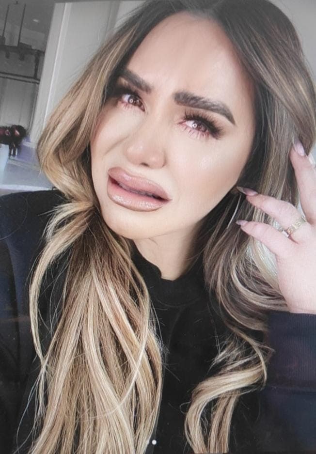 No nos gusta verte llorar, Chiquis. Aunque todo hay que decirlo, hasta con este filtro se ve guapísima.