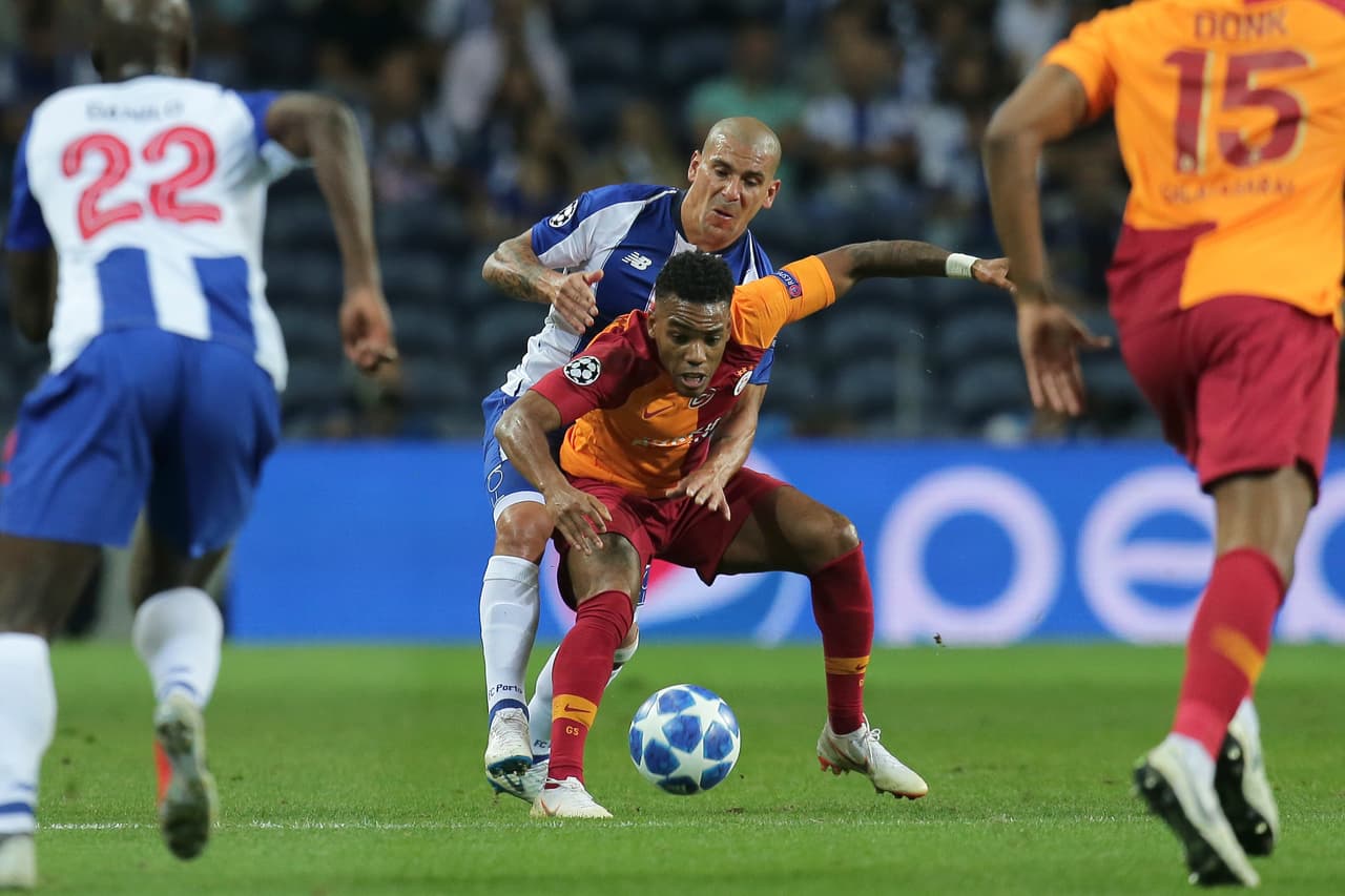 La misma intensidad con la que acabó el partido en el primer tiempo fue retomada en la reanudación del encuentro para los 45 minutos restantes.