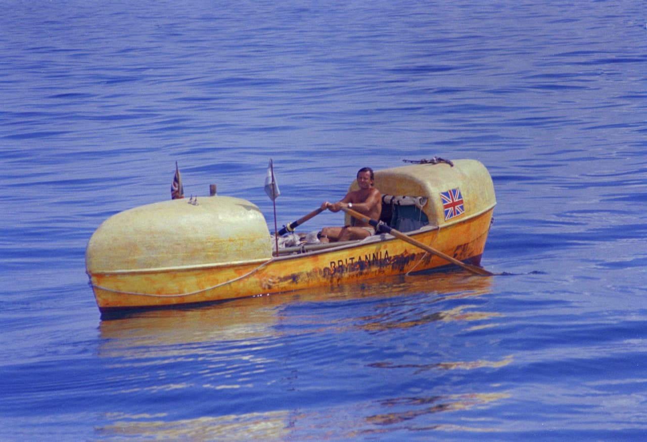 <b>Tres astronautas felicitan a un “compañero explorador”</b>
<br>
<br>Mientras el hombre llegaba a la Luna, otro llegaba a Florida remando en solitario a través del Atlántico, en una aventura que también hablaba del espíritu explorador. El británico John Fairfax llegó el 19 de julio a las costas de Hollywood, al norte de Miami, un día antes que Armstrong y Aldrin pisaran la superficie lunar y 180 días después de que partiera en su bote ‘Britannia’ desde Las Palmas de Gran Canaria. 
<b>Aunque su hazaña quedó opacada por la de los astronautas del Apolo 11, estos le enviaron una carta de felicitación destacando que la suya había sido un triunfo del individuo ante un “océano formidable”</b> y que hubiera terminado su gesta muy cerca del lugar donde ellos empezaron la suya. Al final, Neil Armstrong, Edwin 'Buzz' Aldrin y Michael Collins se despiden de Fairfax en su carta como “compañeros exploradores”.