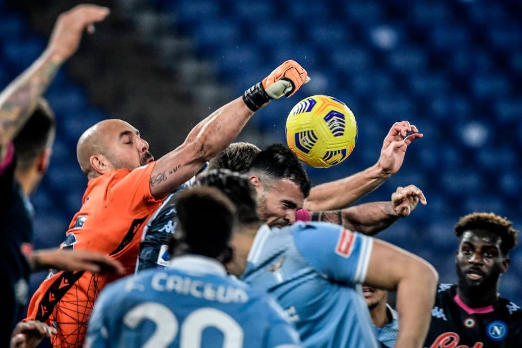 Lazio, como local, se impuso al Napoli de Genaro Gatusso 2-0. Los goles corrieron a cargo de Ciro Immobile y Luis Alberto Romero. El mexicano Hirving Lozano dejó el campo lesionado del tobillo, durante la J13 de la Serie A.