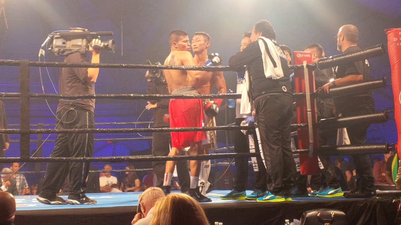 Wáter Castillo y Obara se abrazan al final de la pelea