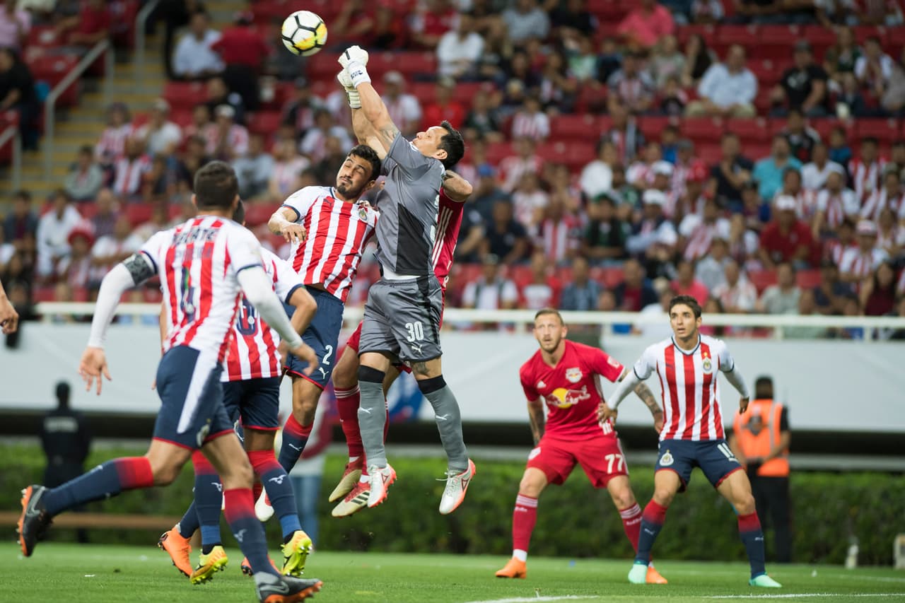 El duelo fue intenso entre dos equipos potentes y ambiciosos en la cancha de Guadalajara.