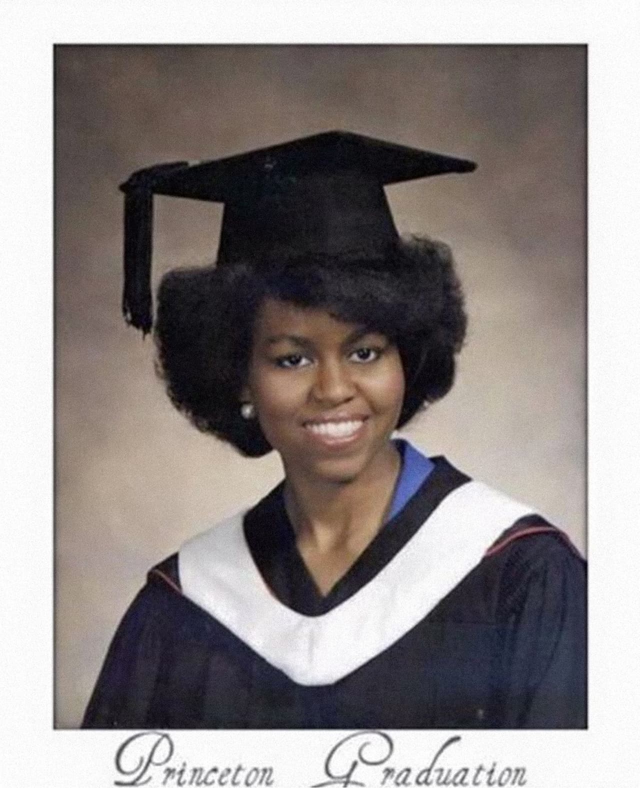 Con su pelo con un poco más de volumen del que alguna vez le vimos como primera dama, Michelle Obama celebraba en 1985, con su afro y un birrete, su graduación del programa de sociología de Princeton en la que recibió honores. 
<br>
<i>Michelle Obama/Pinterest</i>