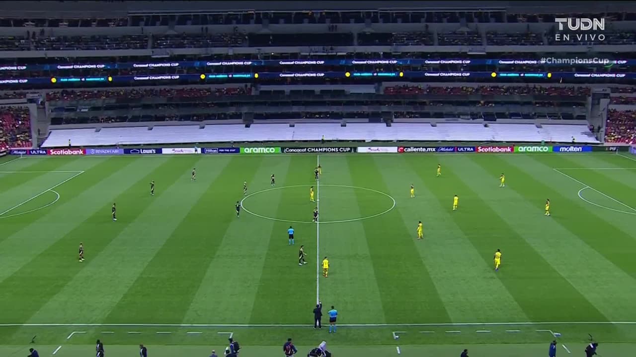 Arranca el partido y la pelota está en juego.