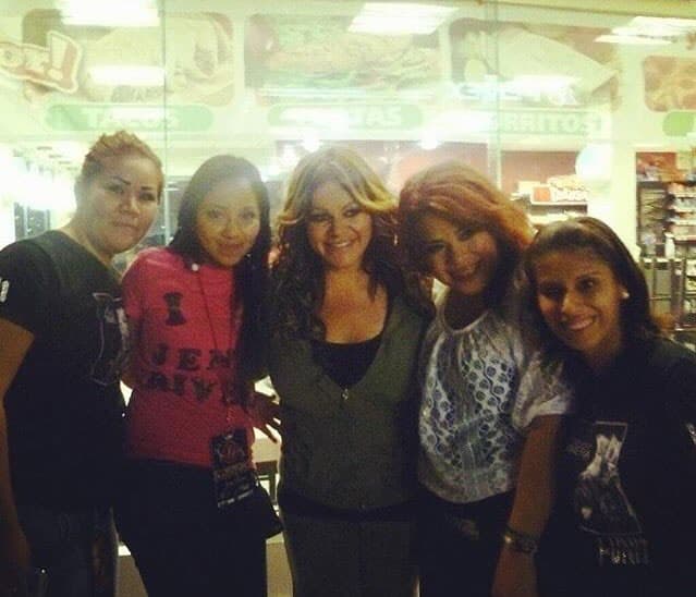 Esta fue la última fotografía que Jenni se tomó con sus fans, la cual fue sacada en un supermercado antes de dirigirse al aeropuerto. La cantante no dudó en atenderlas y agradecerles por su cariño.