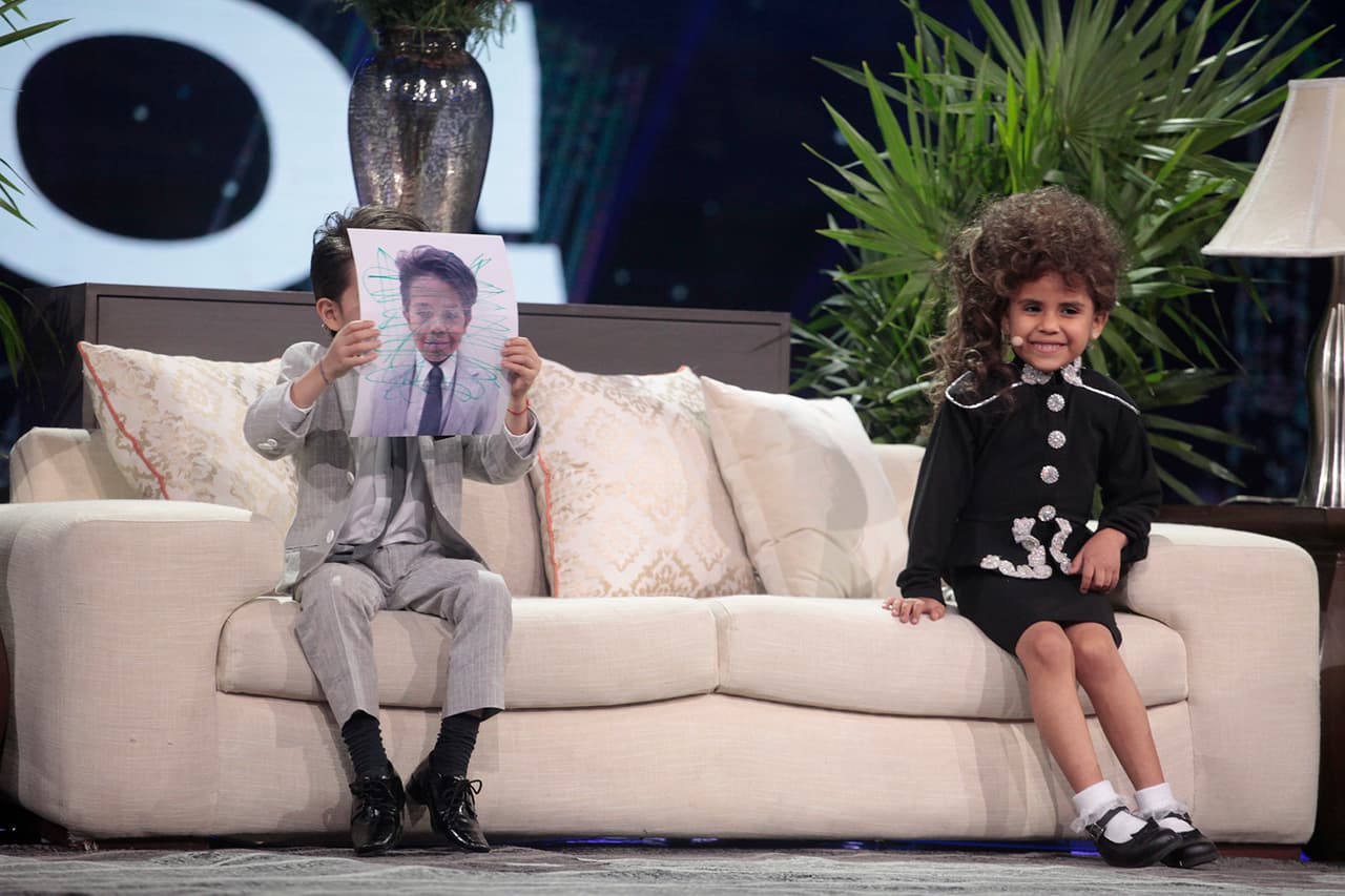 El pequeño respondió: "Sí, cómo no, pues se la pasan rayando el sol". El niño mostró una foto suya rayada con plumón.