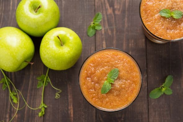 Smoothie de manzana. Uno de los ingredientes de esta propuesta de Natalie Bovis, consultora de mixología y dueña del sitio The Liquid Muse, es el jengibre, famoso entre otras cosas por sus propiedades antiinflamatorias. ¡Ideal para consumir luego de r ...