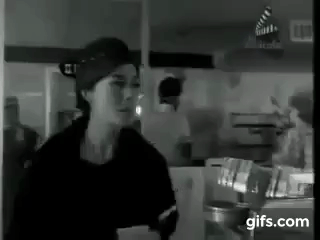 La actriz desarrolló su talento en el teatro universitario y formó parte del grupo 'Poesía en Voz Alta', movimiento que afianzó la escena teatral de México.