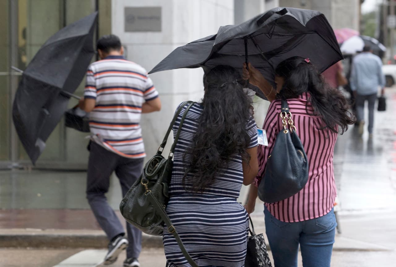 Los efectos de la tormenta Imelda en Houston el 17 de septiembre del 2019. Algunas imágenes publicadas este jueves en periódicos locales, como el
<i><a href="https://www.chron.com/news/houston-texas/houston/article/Heavy-rainfall-continues-for-parts-of-Houston-as-14451875.php#photo-18289390" target="_blank">Houston Chronicle</a></i>, muestran a personas en lanchas rescatando a sus vecinos, tal como ocurrió en Houston en agosto de 2017 cuando los remanentes del
<a href="https://www.univision.com/temas/huracan-harvey">huracán Harvey</a> —ya como tormenta— golpearon con toda su fuerza la ciudad.