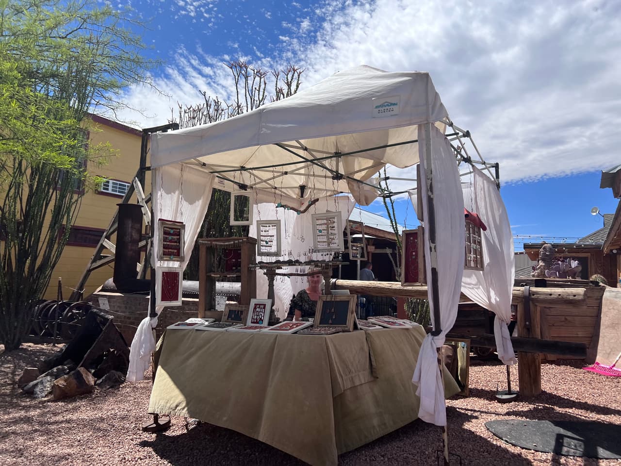 Tombston también ofrece ferias y exhibiciones de arte.