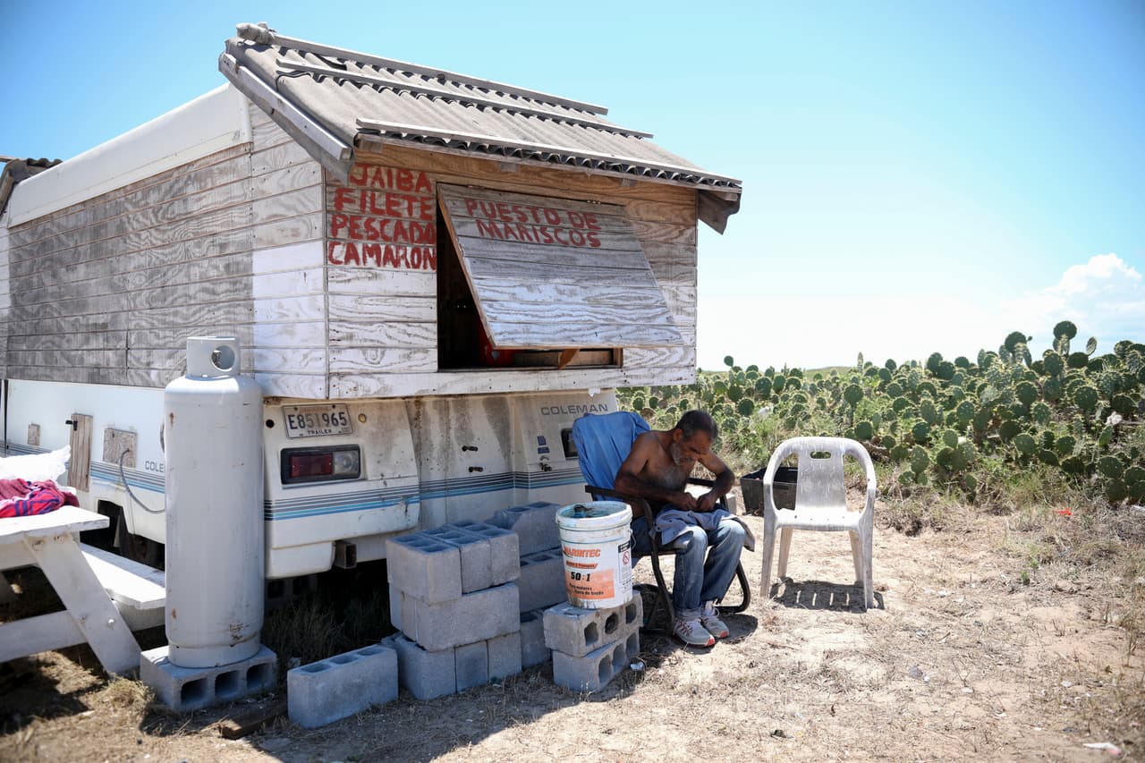 Aunque es un lugar por donde se podría cruzar fácilmente a EEUU, pocos lo hacen porque los cárteles lo usan para el tráfico de droga. Según la DEA (la agencia antinarcóticos de EEUU) en estas tierras también hay cementerios clandestinos. Marco Antonio Álvarez, en la fotografía, afirma que el crimen organizado “no quiere que se caliente el punto”. Sabe de lo que habla porque estuvo en la cárcel por 'coyote' y también cruzó droga. Ahora le pagan 300 dólares al mes, no aclara quién, por vigilar el río a metros de su desembocadura.