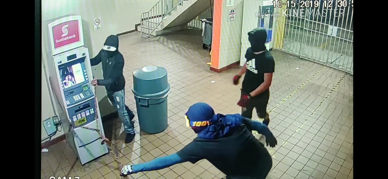 Los sujetos llegaron en una guagua pick-up Ford F-150 color dorada y negra, amenazaron al guardia de seguridad y utilizando cadenas amarraron y desprendieron la máquina ATM para montarla en el vehículo.