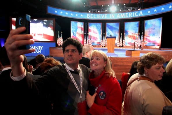 Gente del partido republicano se prepara en el previo al  evento  de  Mitt Romney en la noche electoral en el Boston Convention & Exhibition Center.