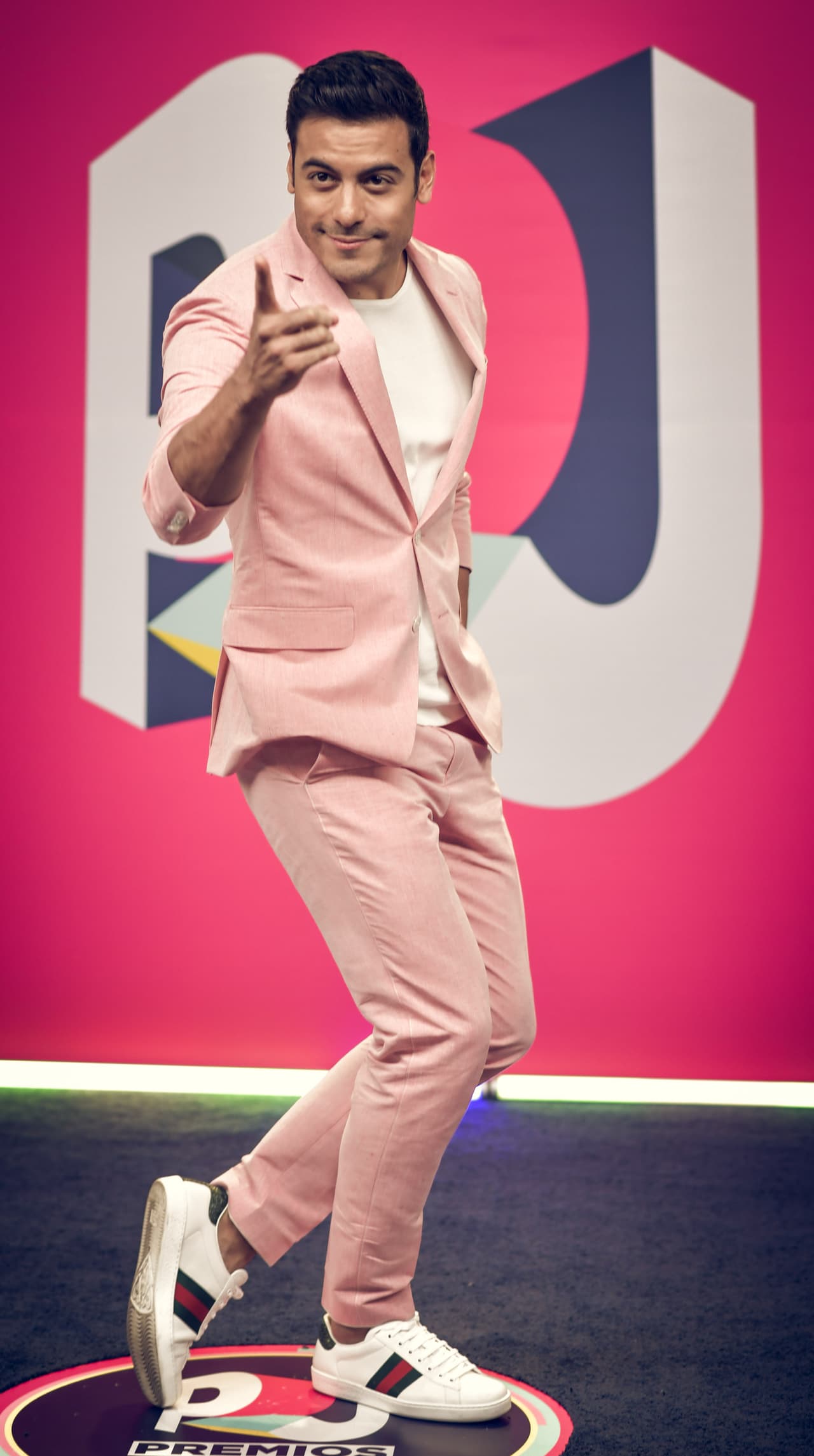 El cantante de 'Si te vas' eligió un traje en color rosa y tenis blancos. Él no fue el único que optó este tono en su vestuario.