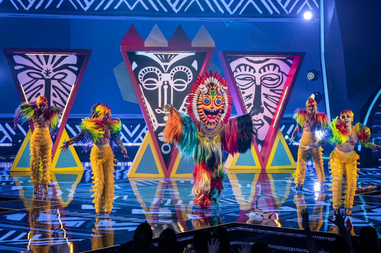 El segundo en salir al escenario fue Triki y demostró que le gusta la gozadera, la playa y también confundir a los investigadores, pues cantó y habló de diferente forma.