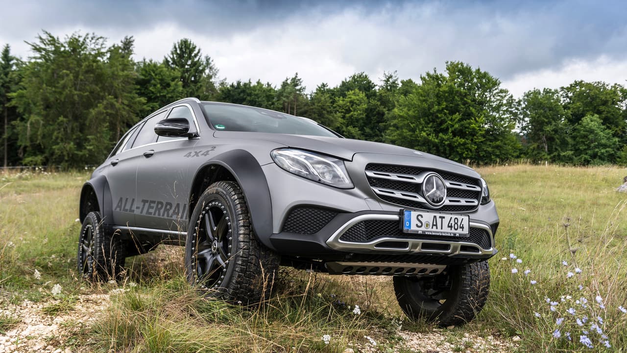 Este puede atravesar hasta 500 mm de agua. Como referencia, el Clase-G puede atravesar charcos de hasta 600 mm. Sus ruedas calzan los neumáticos 285/50R20 de la Clase-R.