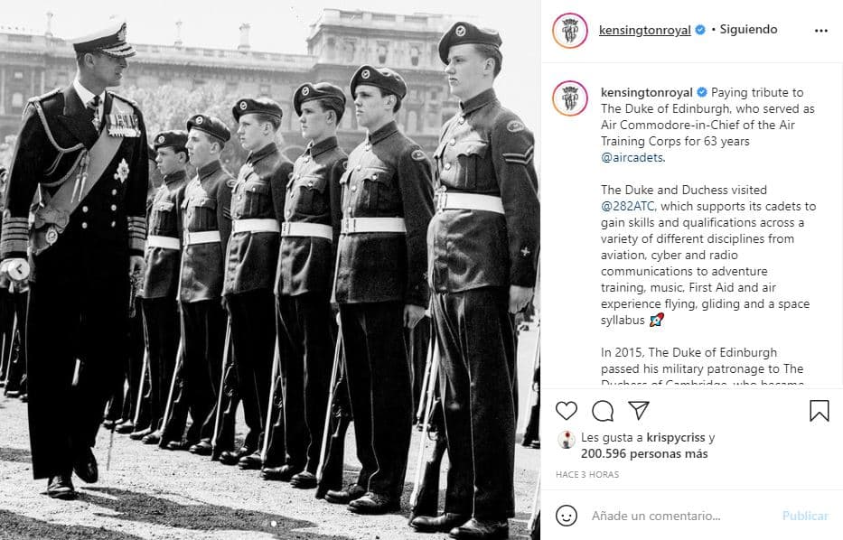 Durante el evento se rindió 
<b><a href="https://www.univision.com/famosos/principe-carlos-llora-condolencias-funeral-philip-fotos">un homenaje a Philip</a></b>, quien se desempeñó como comodoro aéreo en jefe del cuerpo de entrenamiento aéreo, durante 63 años. En 2015, le pasó el patrocinio militar a la duquesa de Cambridge.