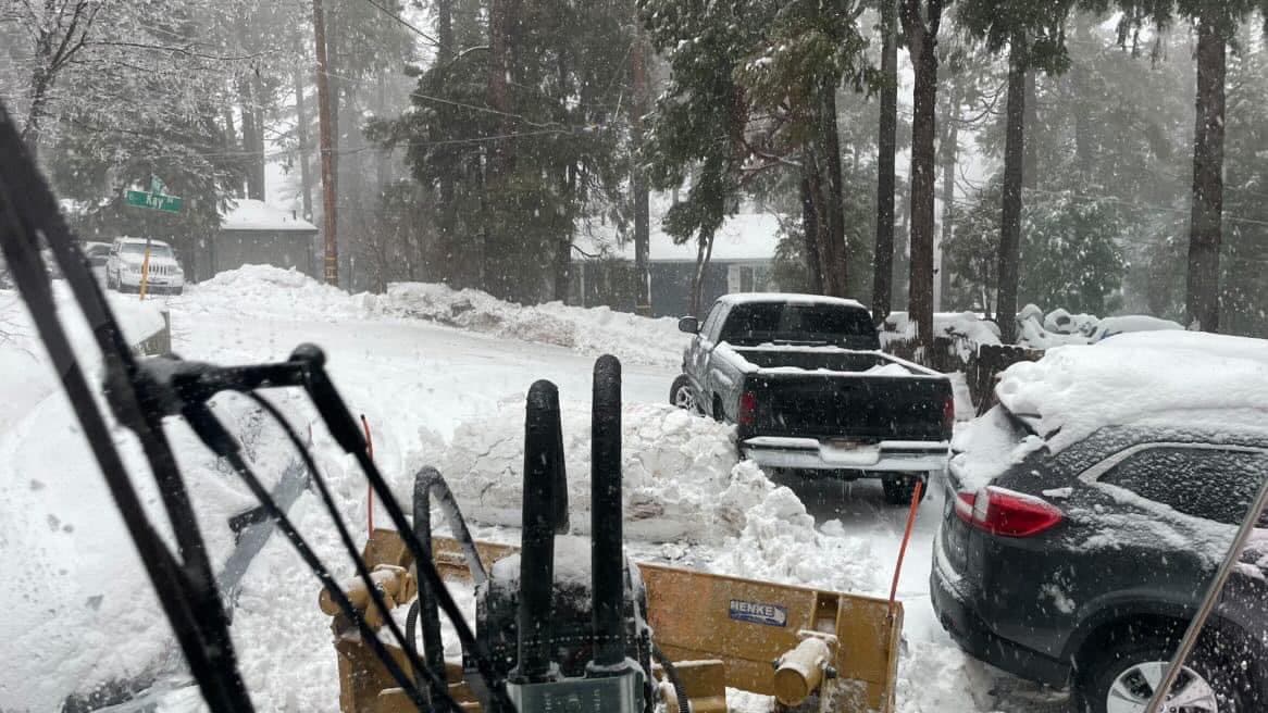 El sábado 4 de marzo, los equipos pudieron avanzar en el área de Twin Peaks en SR-189. Hasta el momento, las cuadrillas han retirado más de 8,2 millones de yardas cúbicas de nieve.
<br>