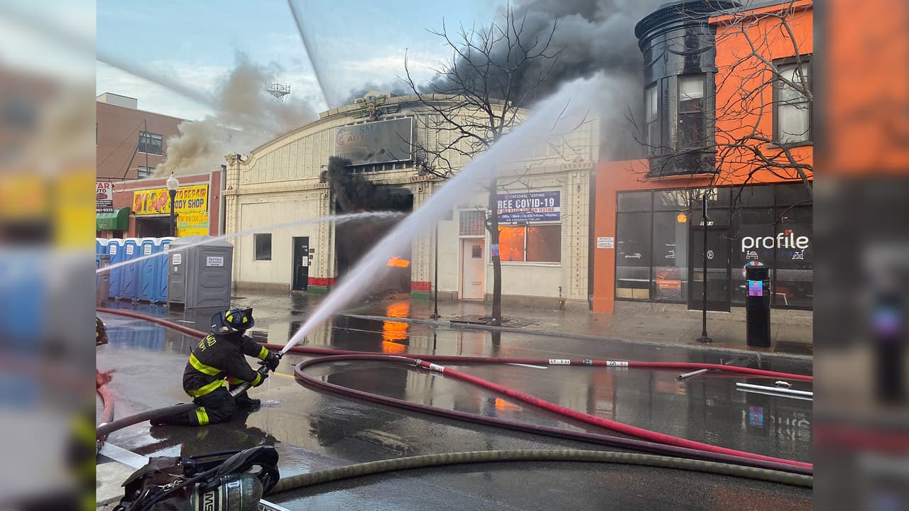 La llamada de emergencia fue recibida cerca de las 6 a.m. Ante la intensidad de las llamas, los bomberos desalojaron un edificio vecino.